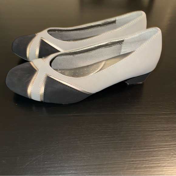 Comfort Well by Beacon low-heeled flats in gray and black with a metallic accent - Picture 4 of 8